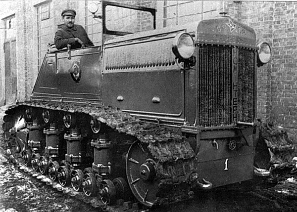 Фото: Один из первых тракторов, выпущенных в СССР - Коммунар