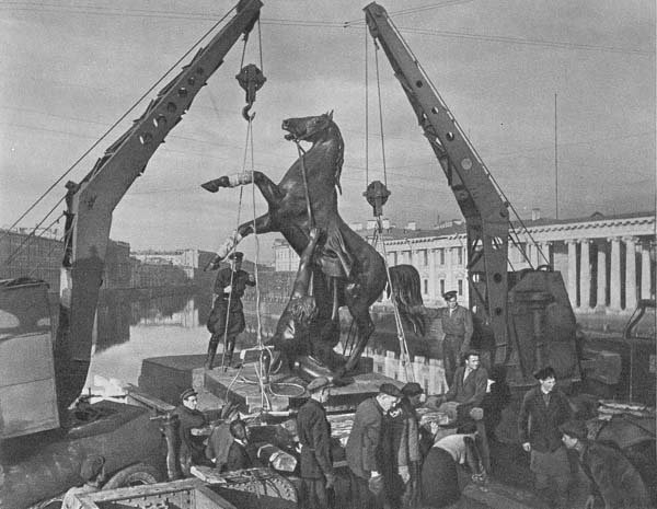 Фото: Кони с Аничкова моста демонтированы и спрятаны под землю во время блокады Ленинграда, 1941 год