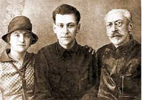 Фото: Лихачев с родителями, посетившими его в Соловецком лагере. 1929 г.