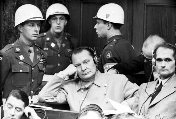 Фото:  Геринг и Гесс на скамье подсудимых на Нюрнбергском процессе