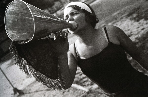 Фото: Пионервожатая в лагере трубит в горн, 1933 год