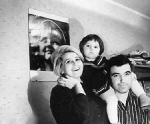 Фото: Сценарист и поэт Геннадий Шпаликов со своей женой актрисой Инной Гулая и дочерью Дарьей 