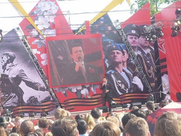 Фото: Иосиф Кобзон исполняет песню День Победы  9 мая 2015 года