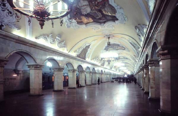 Фото: Станция метро Комсомольская-кольцевая.