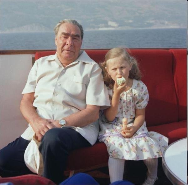 Фото: Брежнев с внучкой Галей на отдыхе в Крыму