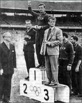 Фото: Игорь Нетто - капитан сборной СССР - на верхней ступеньке пьедестала почета олимпийского турнира 1956 года в Мельбурне