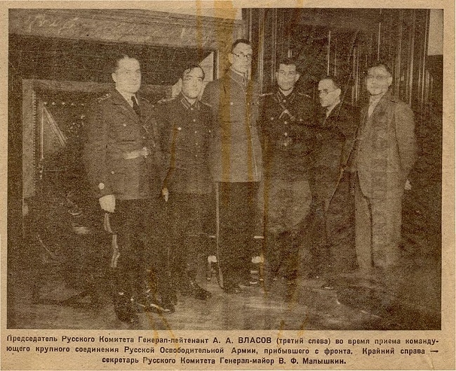 Фото: Власов с руководящим составом РОА, 1942 год