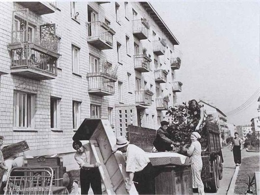 Фото: Радостные минуты переезда в новую квартиру в СССР. 1963 год