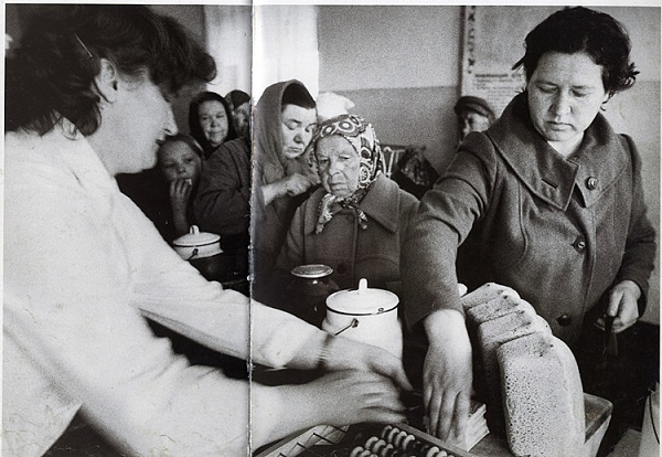 Фото: Один день из жизни СССР. Л.Вебер (Венгрия). Распределение еды жителям Курганской области, пострадавшим от наводнения