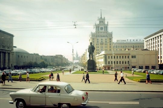 Фото: Триумфальная площадь в Москве и памятник В. В. Маяковскому