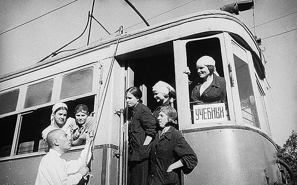 Фото: Будущие водители трамваев. Советские девушки ученицы в трамвайном депо.