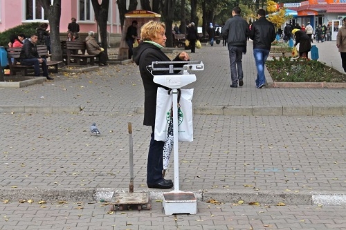 Фото: Советские уличные весы можно встретить и сегодня.  2009 год