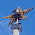 Сегодня первая звезда Московского Кремля со Спасской башни венчает шпиль Речного вокзала в Москве