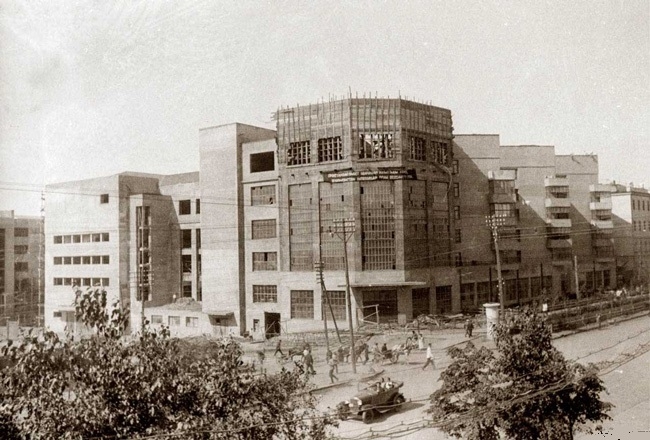 Фото: Строительство дома-коммуны  архитектора Ивана Николаева.  Москва. 1929 год