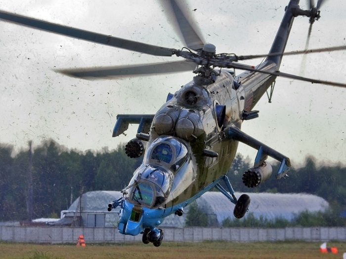 Фото: Вертолет МИ-24 на развороте, 1991 год