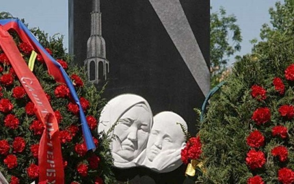 Фото: Токтогон Алтыбасарова на памятнике спасенным детям блокадного Ленинграда в Бишкеке, 2000 год