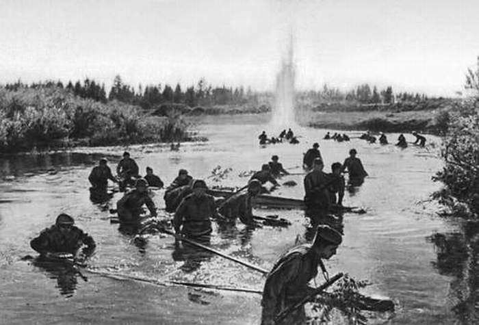 Фото: 8 гвардейская стрелковая дивизия форсирует реку Ловать