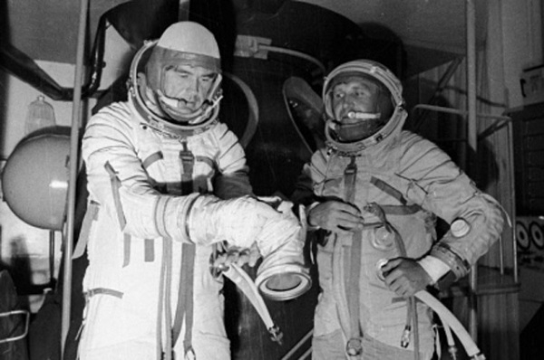 Фото: Экипаж корабля Союз-18-1 — космонавты Лазарев и Макаров. 1975 год