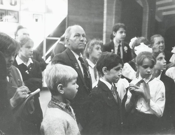 Фото: Космонавт Николай Рукавишников на встрече со школьниками, 1981 год