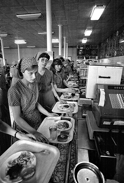 Фото: Советская столовая на фабрике.