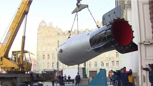Фото: Макет Царь-бомбы прибыл на выставку в Манеж. Москва, 2015 год