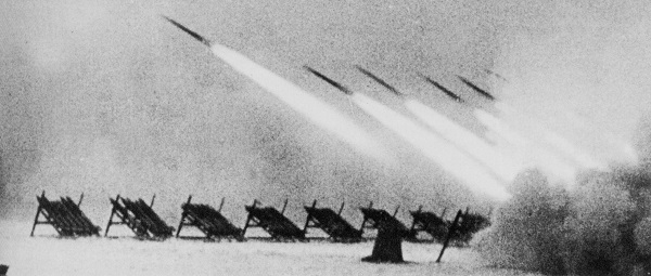 Фото: Массированные удары реактивной установки Катюша под Сталинградом, 1943 год