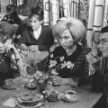 Строгие лица советских граждан в ресторане