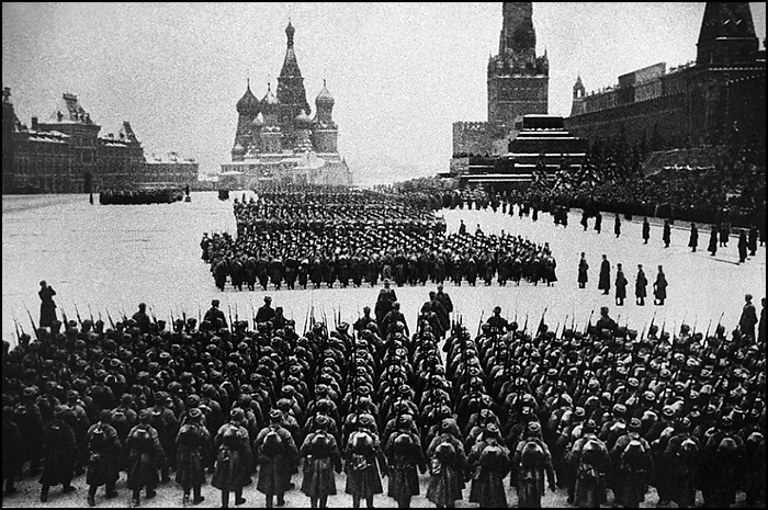 Фото: Военный парад на Красной площади 7 ноября 1941 года