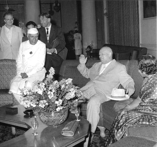 Фото: После визита в Индию Хрущев вернулся в Москву со словами. Обратно пекёть