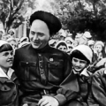 Аркадий Петрович Гайдар с детьми
