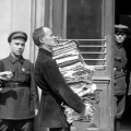 Доставка папок с документами по Шахтинскому делу на процесс. Москва, 1928 г.
