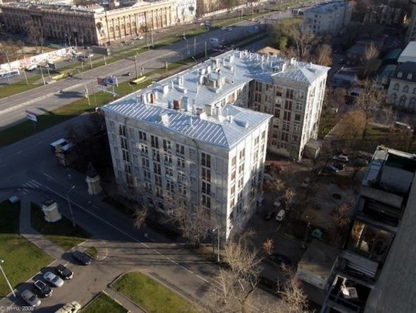 Фото: Ажурный дом Бурова в Москве выстроен в форме буквы П. 2014 год